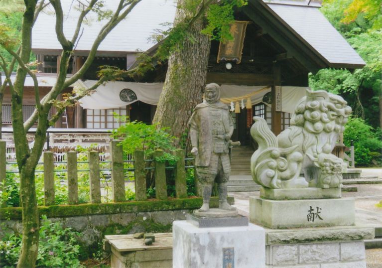 謙信公像